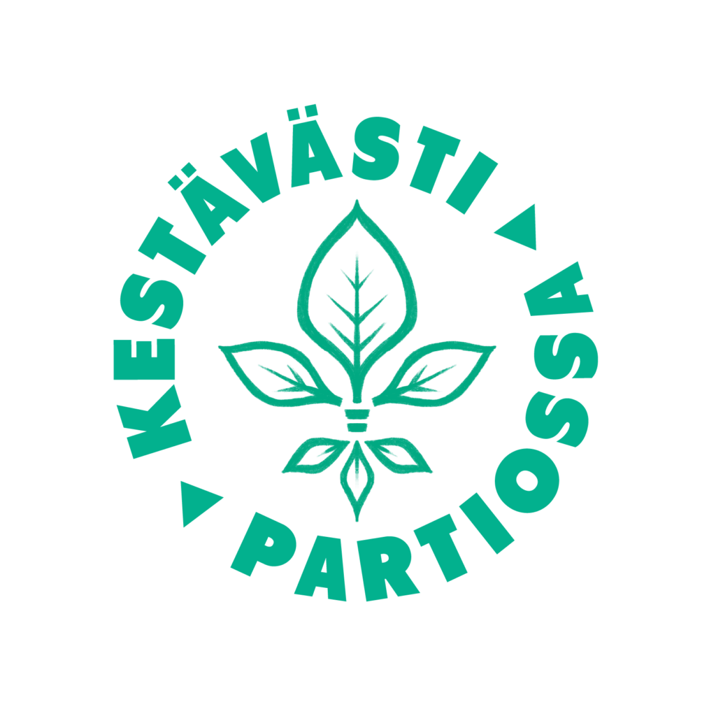 Kestävästi partiossa -tunnus, jossa keskellä vihreä kasvi ja ulkoreunalla ympyrän muodossa teksti "Kestävästi partiossa"